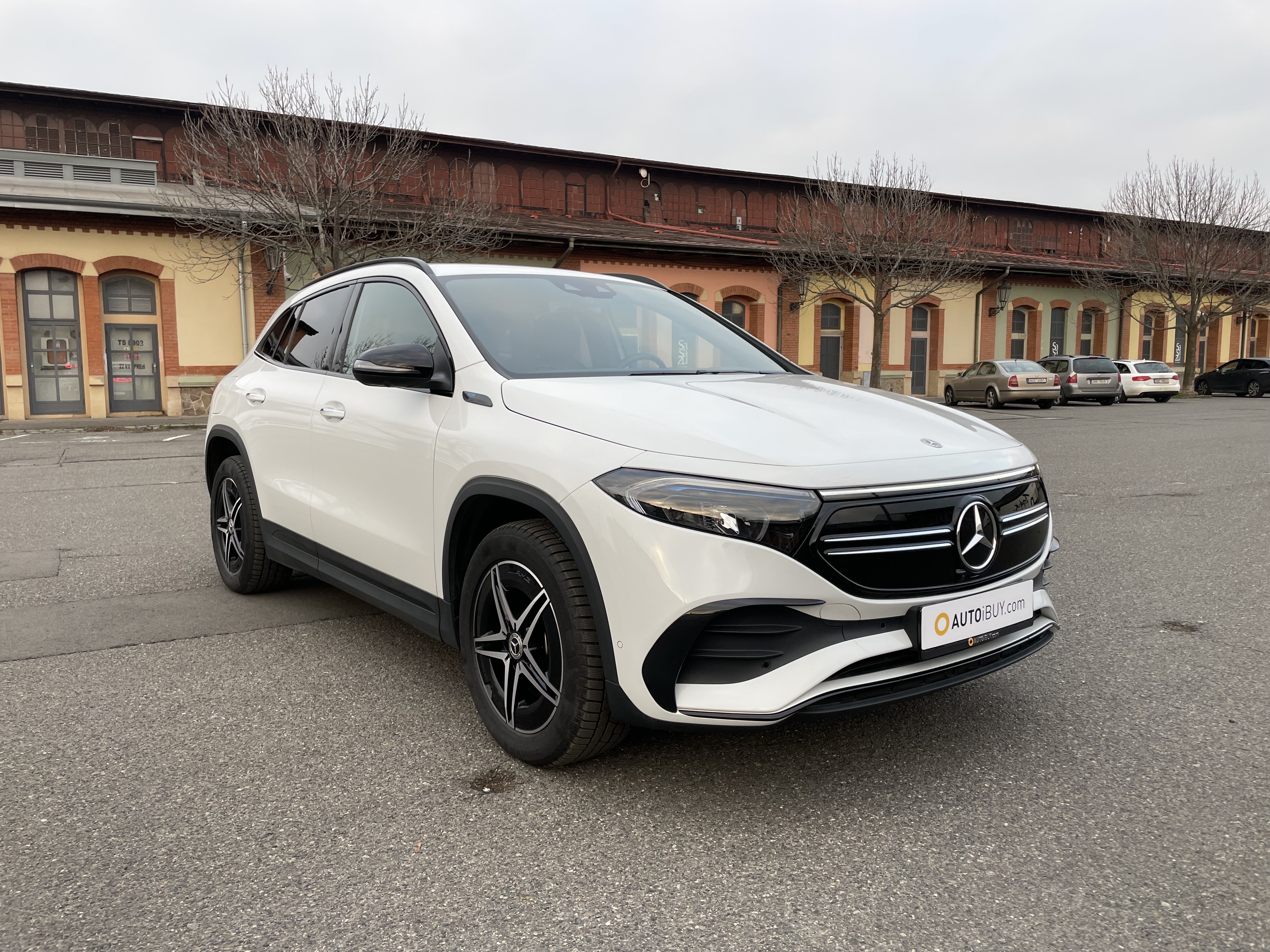 Mercedes EQA 300 4matic AMG | čistě elektrické městské SUV | elektromobil | české auto skladem | super výbava | ihned k předání | nákup online | AUTOiBUY.com